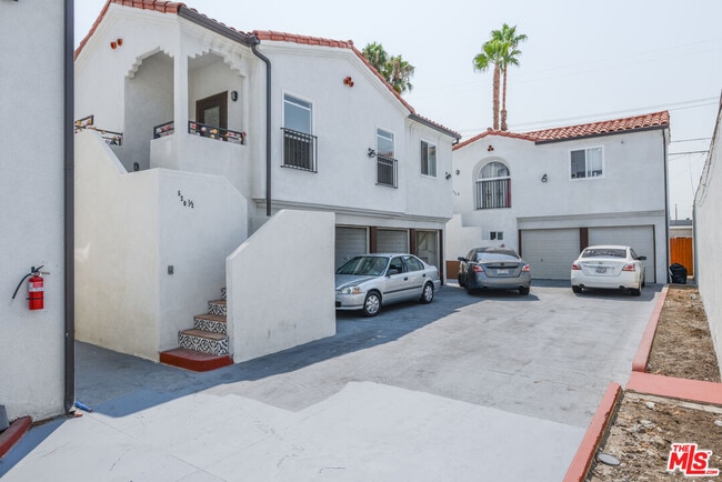 Building Photo - 522 W 82nd St