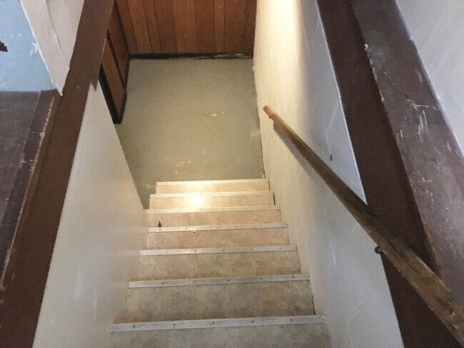 Building Photo - 4-bedroom 1 Bath Single-Family Home Near D...