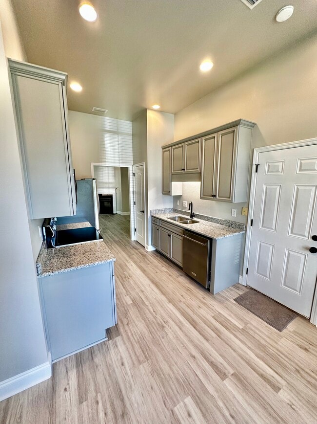 Building Photo - 8022 Brookside Ln