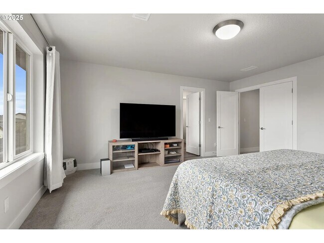 Building Photo - 4093 SE Reed Dr