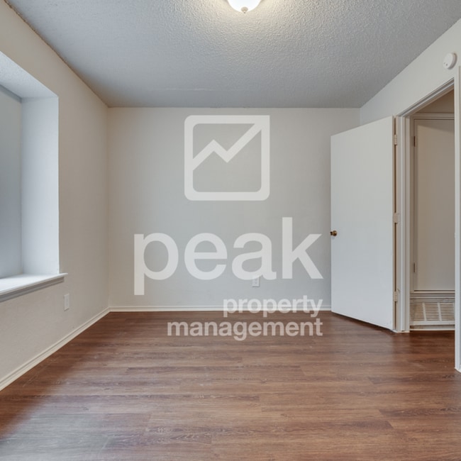 Building Photo - $1395! 2 Bed/ 2 Bath Duplex!