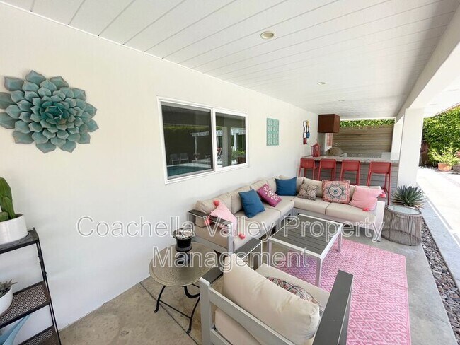 Building Photo - 2885 E Venetia Rd