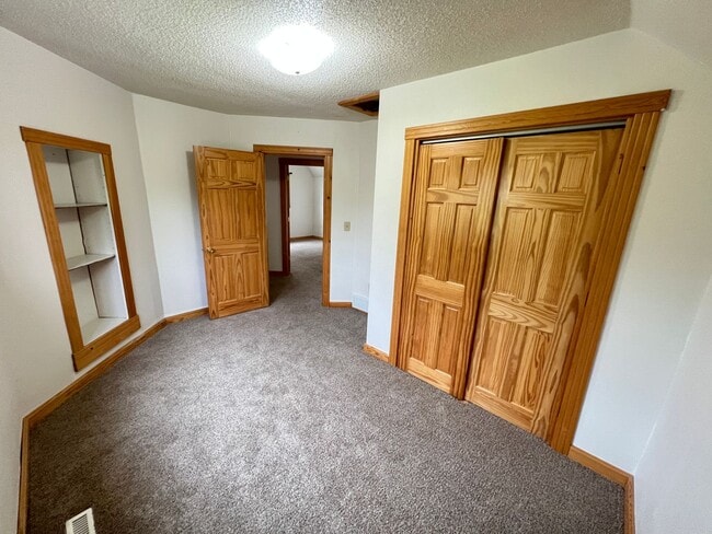Building Photo - Spacious 3bd/2ba - AVAILABLE NOVEMBER!