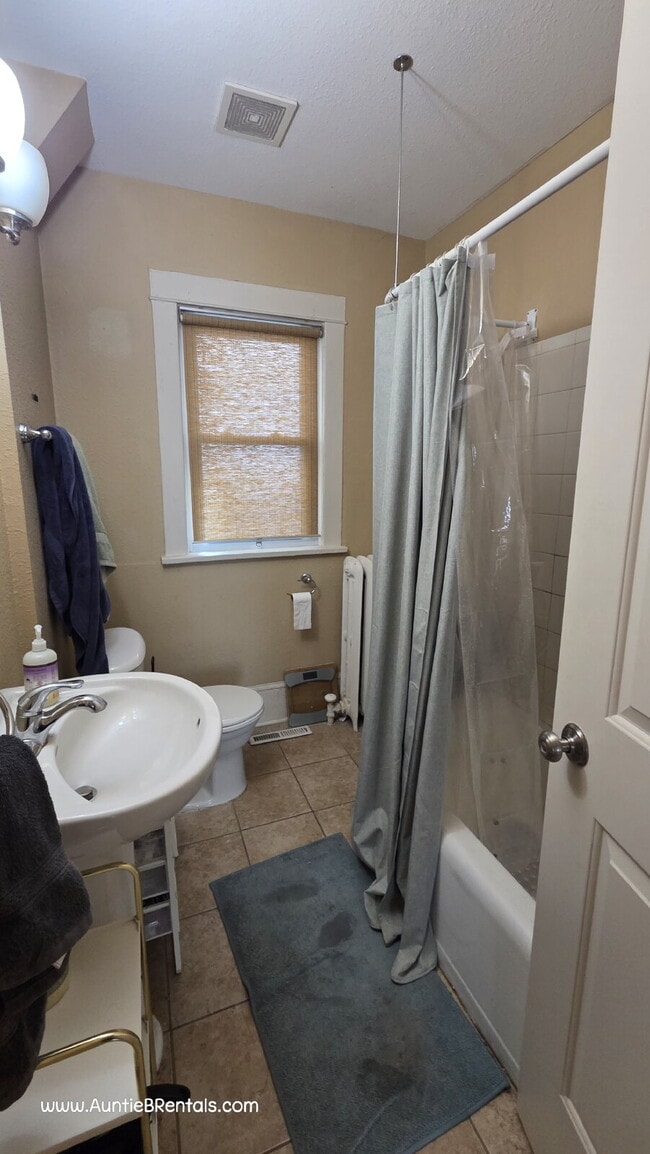 Building Photo - 2BR 1BA Beautiful Triplex Upper Unit - VIDEO TOUR