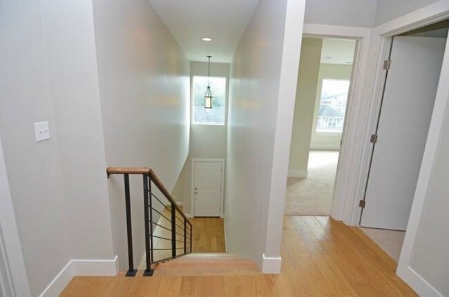 Building Photo - Spacious 5-Bedroom Home for Rent in the Maple Leaf Community