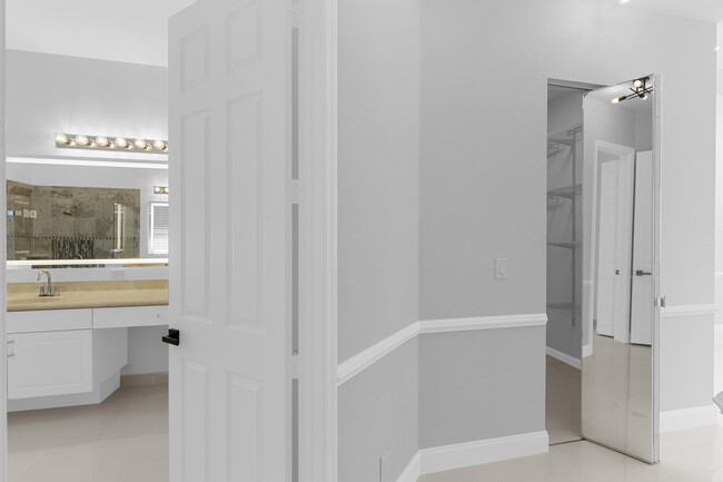 Building Photo - 1256 Beacon Cir
