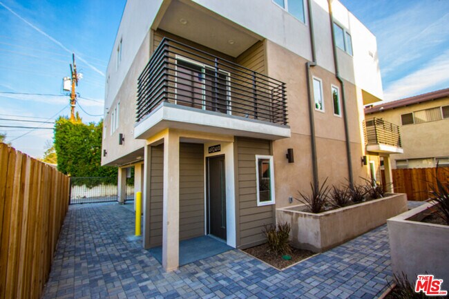 Building Photo - 4924 Laurel Canyon Blvd