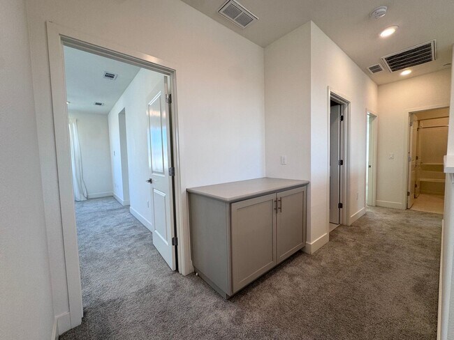 Building Photo - Stunning 4 Bedroom 3.5 Bath Home WITH SOLA...