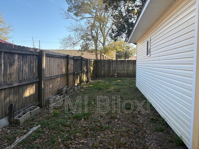 Building Photo - 1916 Hudson St