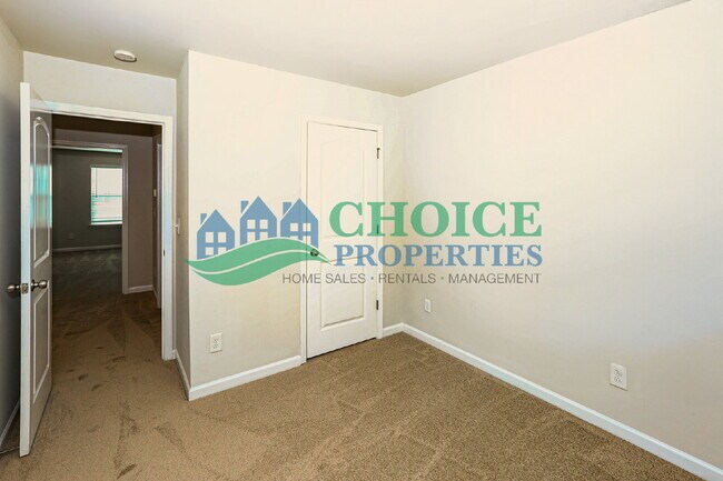 Building Photo - Perfect location in University!