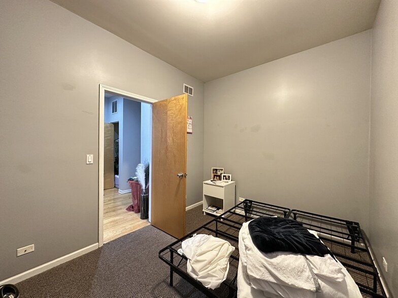 Building Photo - 1743 W North Ave