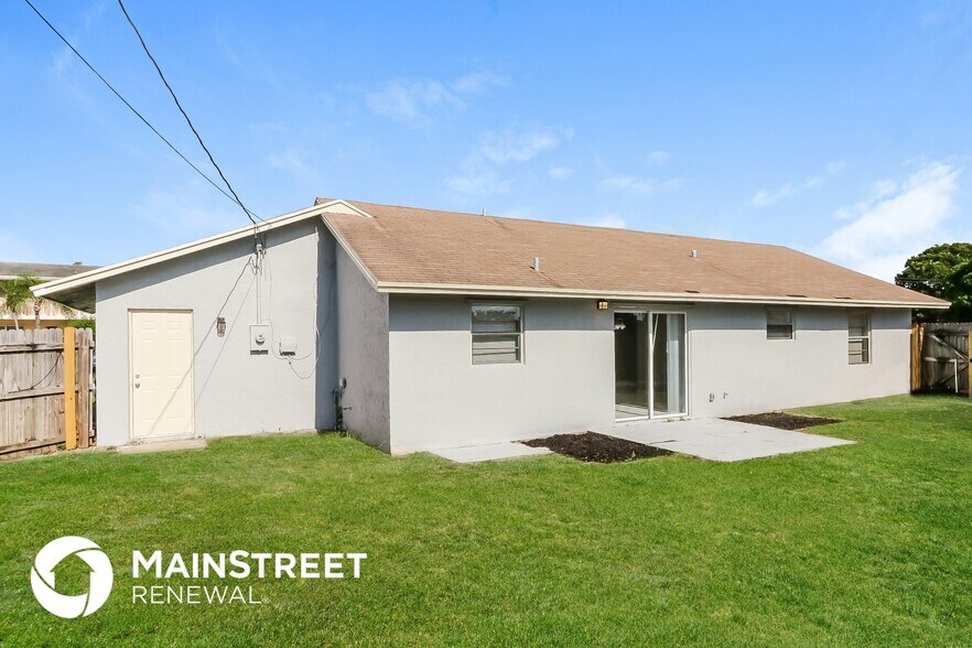 Building Photo - 2152 NE 1st Ct