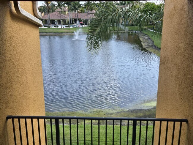 Building Photo - RESORT STYLE, BEAUTIFUL 2 BEDROOM AND 2 BATHROOMS ON THE TOP FLOOR