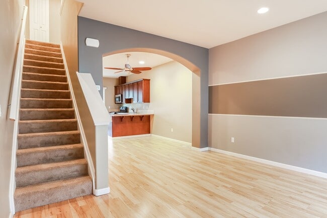 Building Photo - Bright and inviting townhome located in a charming community in Mountlake Terrace.