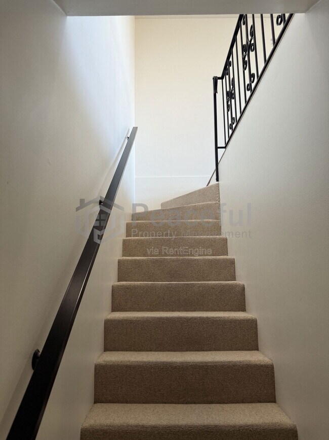 Building Photo - 2025 Broadmoor St S