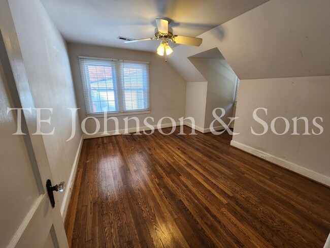 Building Photo - Charming Upstairs Duplex Near Downtown Win...