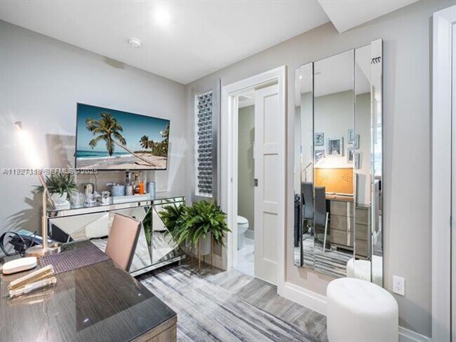 Building Photo - 801 S Miami Ave