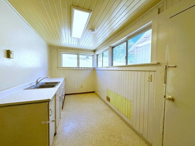 Building Photo - 402 Ormsby Ln