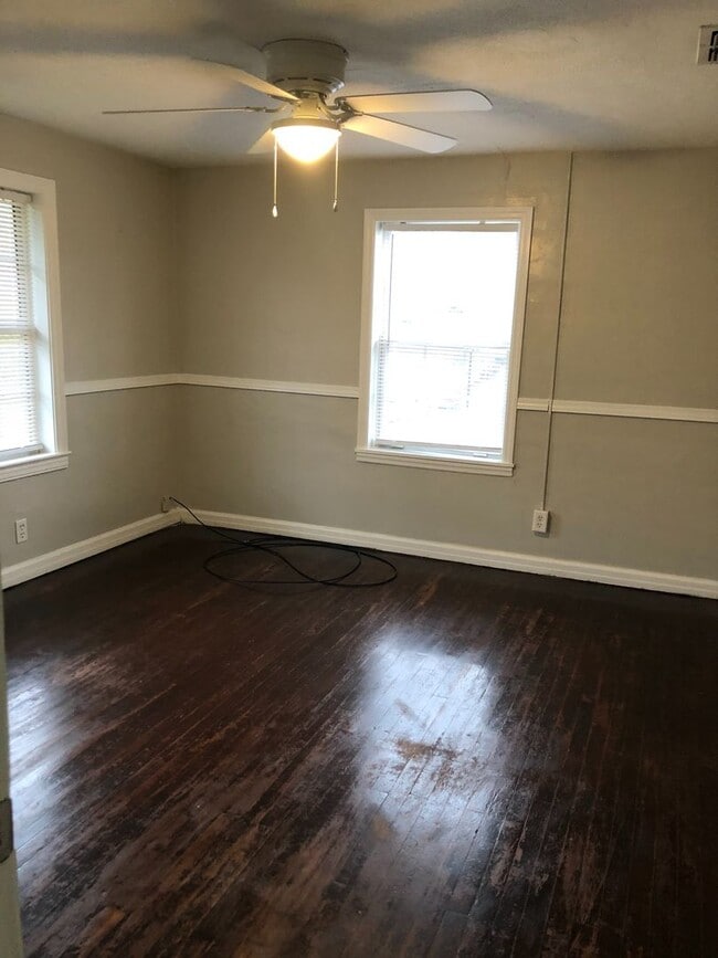 Building Photo - 2 Story Home Offering 3 bedrooms and 1 bath