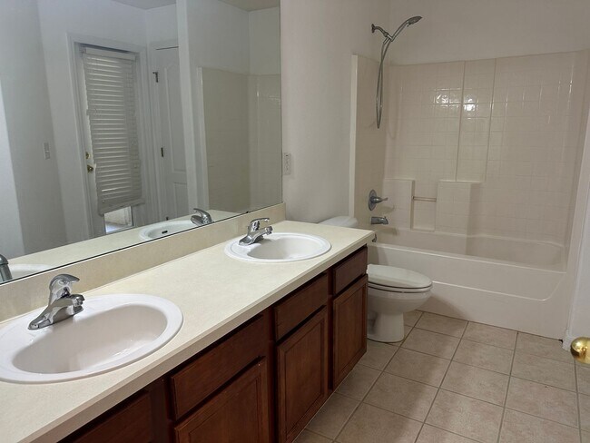Building Photo - 4 Bedroom, 3 Bath, 3 Car Garage on 1 Acre ...