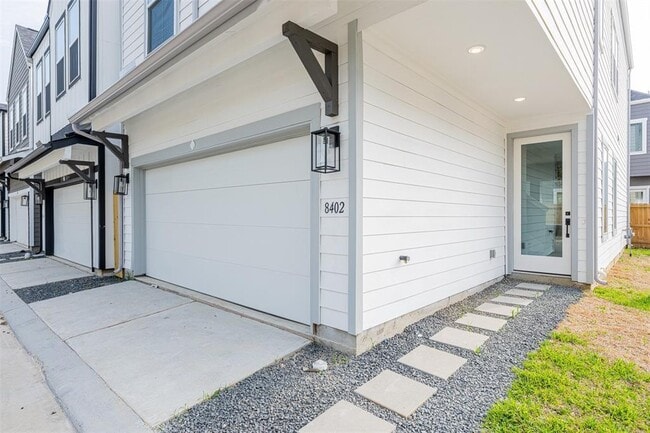 Building Photo - 8402 Berry Grn Ln