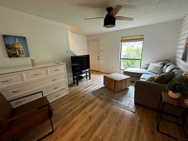 Building Photo - Furnished 2/2.5 Condo Blocks from Baylor C...