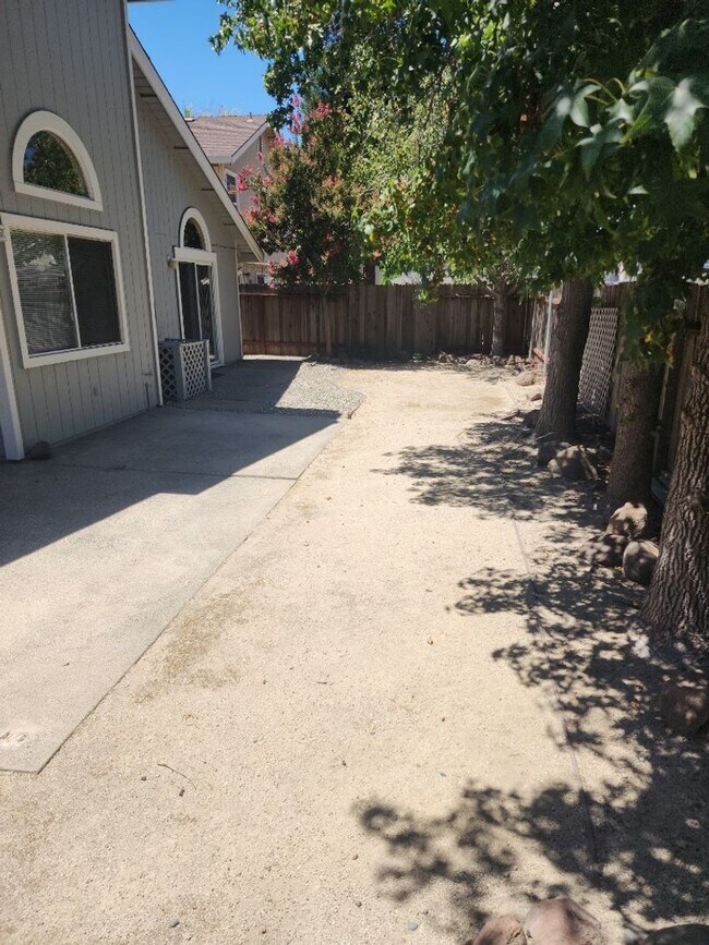 Building Photo - Antelope Single Story, - 3 bedroom, 2 bath - Separate Living Room, Family Room w/fireplace  Low M...