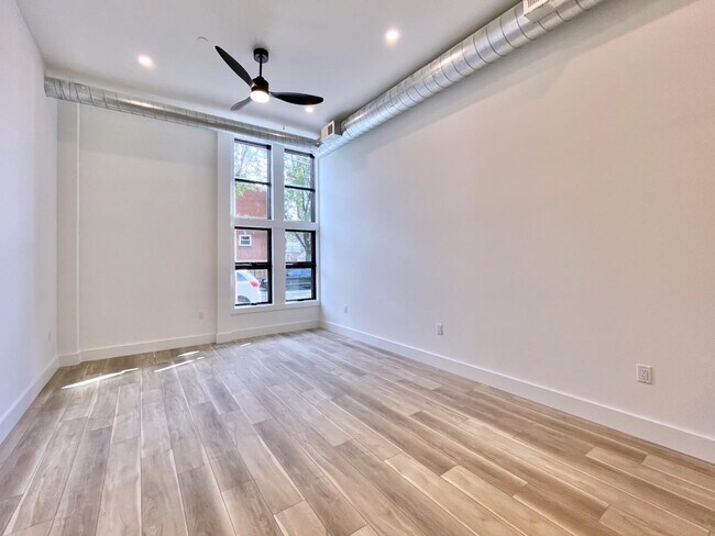 Building Photo - 375 Monmouth St