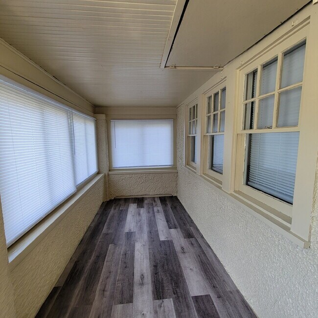 Building Photo - Spacious 2 Bedroom with detached 2 car garage