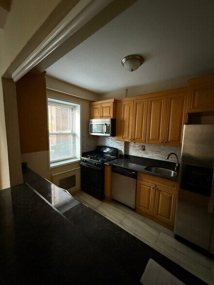 Building Photo - 2 Sadore Ln