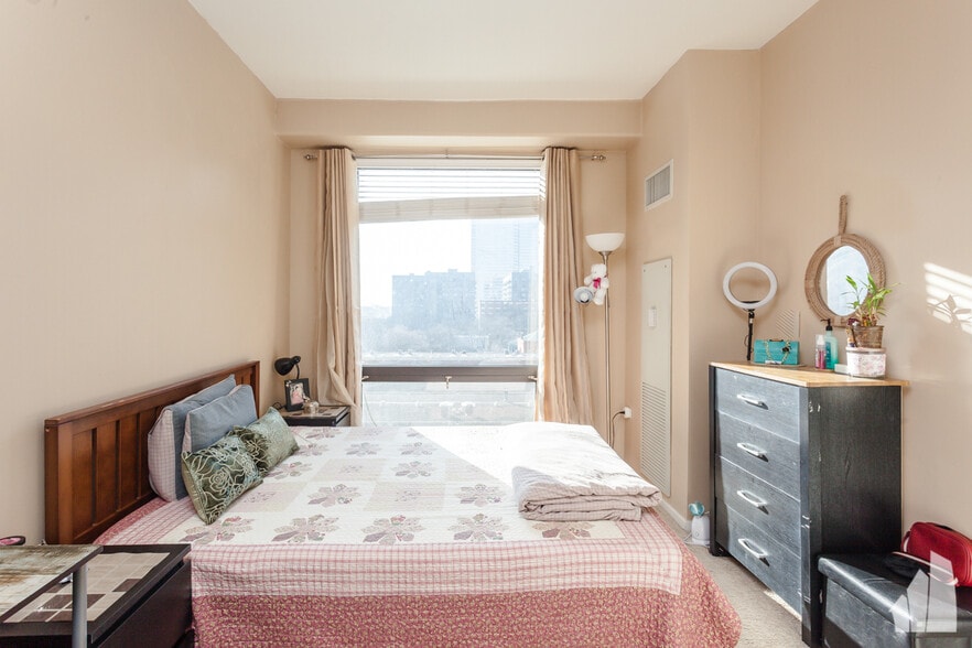 Building Photo - 1 E 8th St