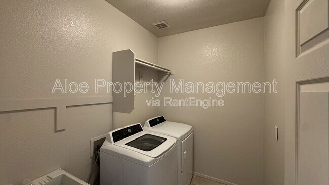 Building Photo - 491 W Ebony Way