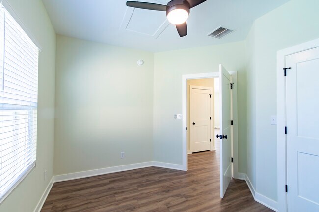 Building Photo - RnR Duplex SoBro