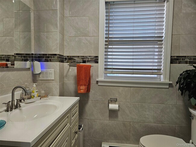 Building Photo - 156 Beechwood Ave