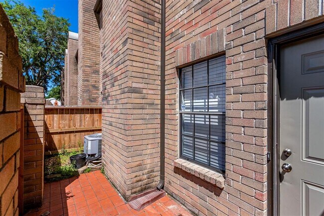 Building Photo - 9850 Pagewood Ln
