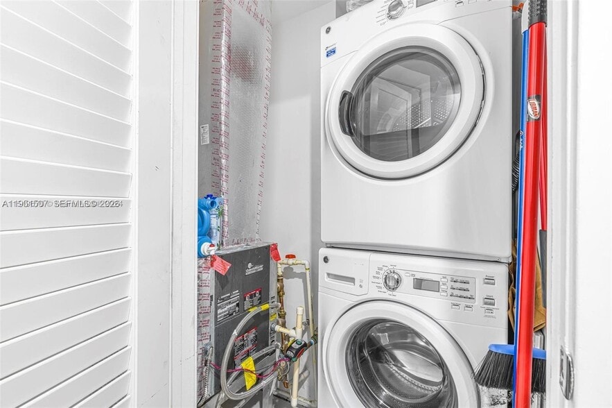 Building Photo - 1010 Brickell Ave