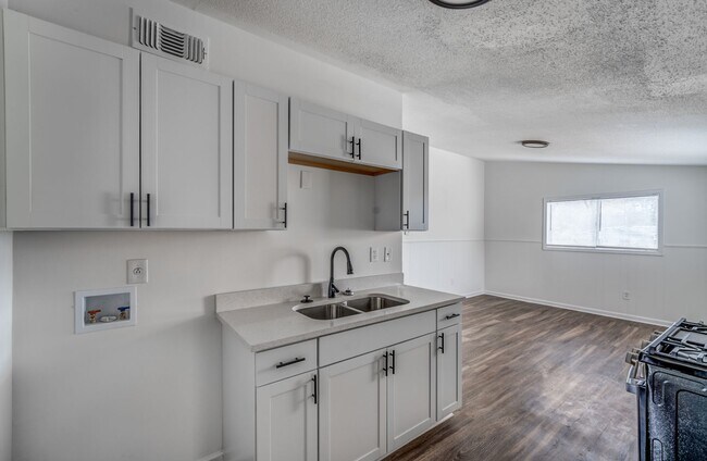 Building Photo - 4980 Vickie Dr