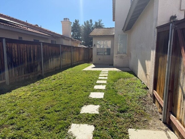 Building Photo - 39545 Warbler Dr