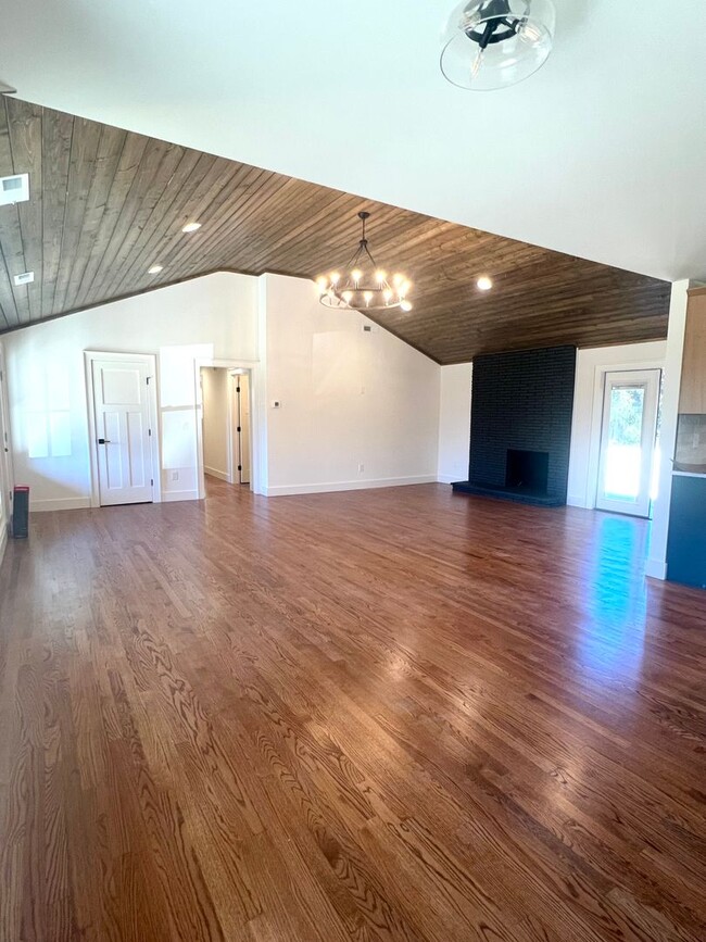 Building Photo - 3 Bedroom 2 Bath house Great Hendersonville Location!