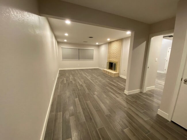 Building Photo - Updated 4 bed, 2 bath home with Dual Cooli...