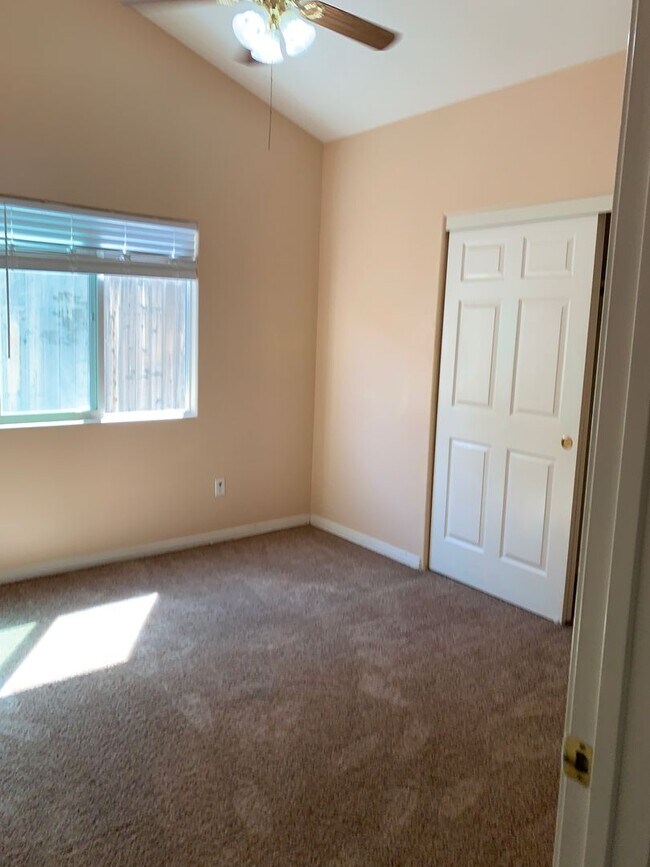 Building Photo - 5404 El Palacio Dr