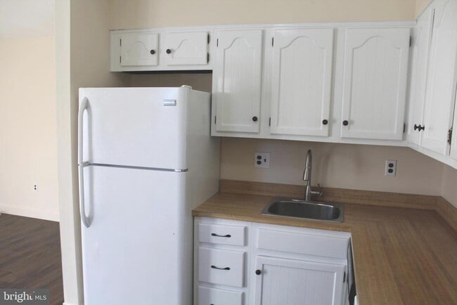 Building Photo - 214 Lexington Rd