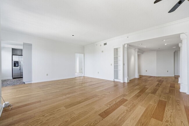 Building Photo - Penthouse Living in Midtown!