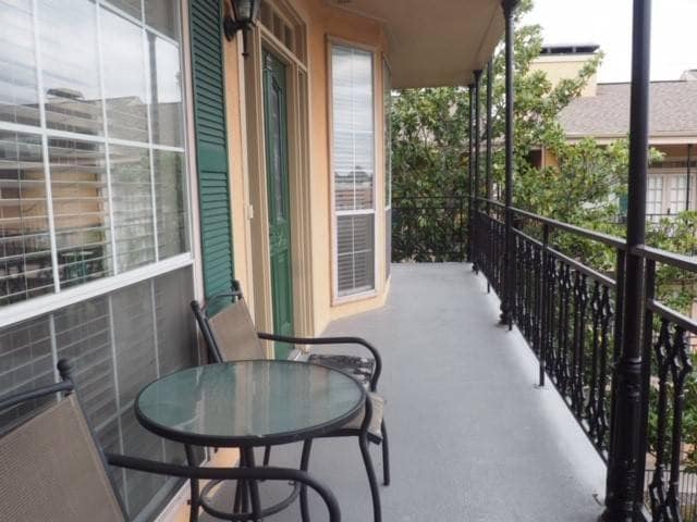 Balcony - 6318 Richmond Ave