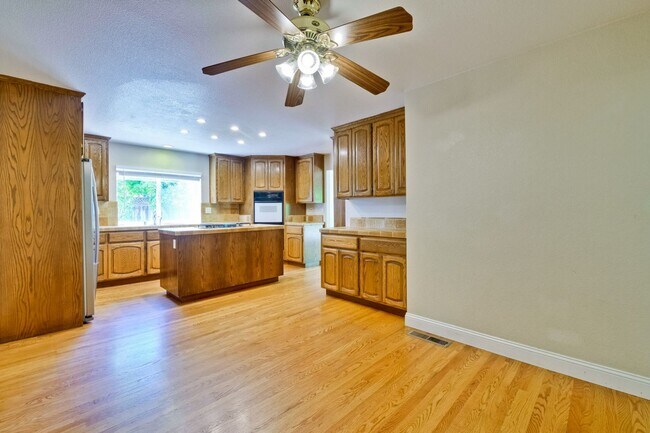 Building Photo - Spacious Home l Massive 12,525 Sq Ft Lot l...