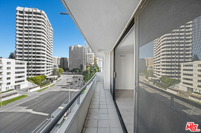 Building Photo - 10660 Wilshire Blvd