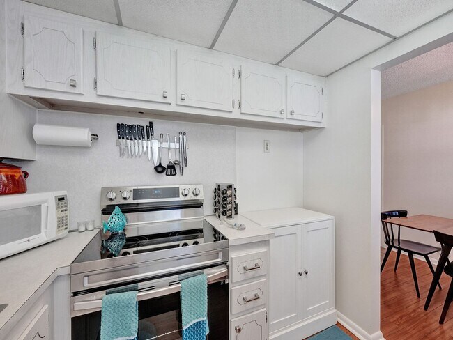 Building Photo - Beautiful fully furnished 2 bedroom 1.5 bath.