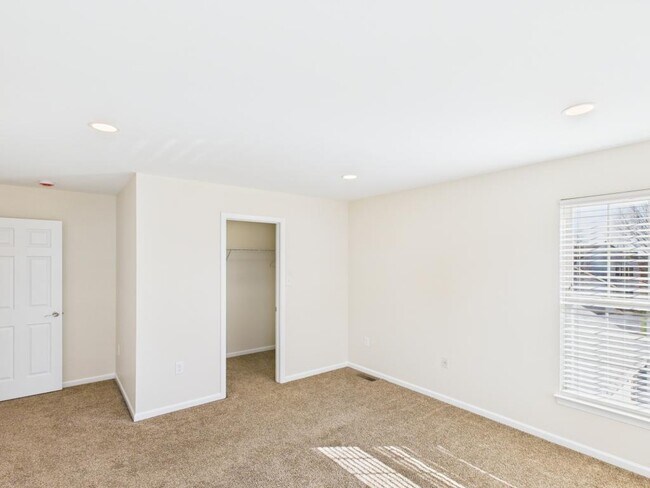 Building Photo - 720 E Newport Rd