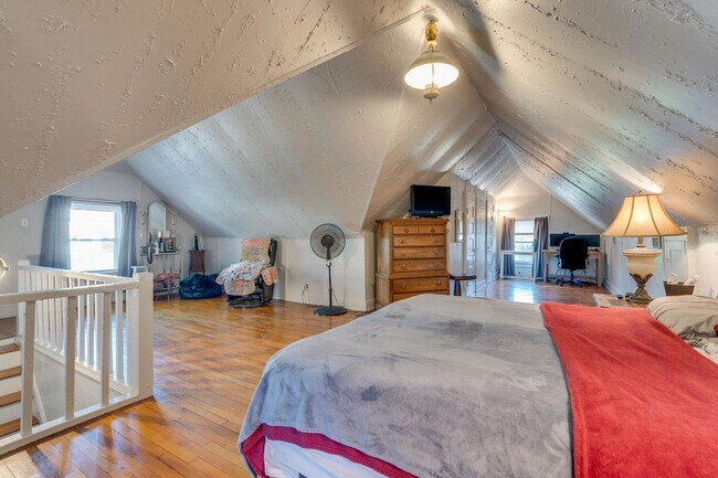 Building Photo - Coming Soon!! Charming 3 bed 2 Bath | Sunroom + Garage + Patio | Summer Special !