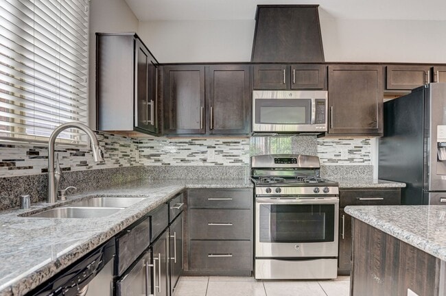 Building Photo - House For Rent! 4 beds, 3 baths Community ...